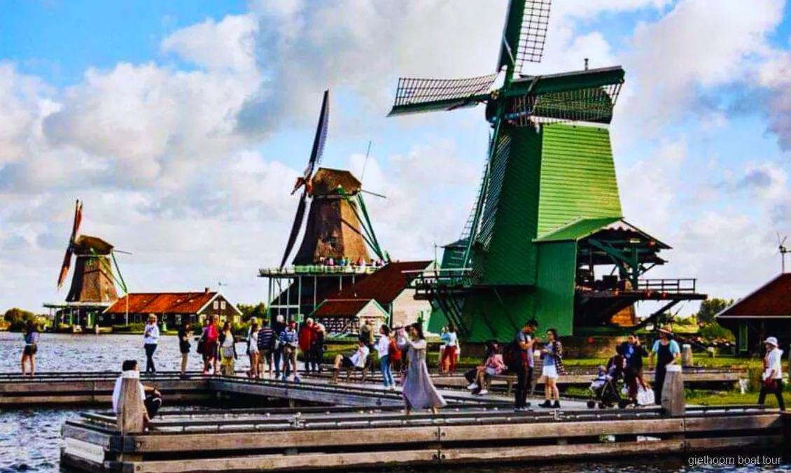 Holzschuh-Vorführung in Zaanse Schans vor der Giethoorn Grachtenfahrt