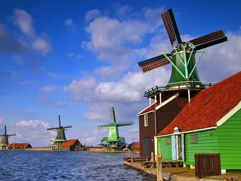 Giethoorn kombine günlük turunda ziyaret edilen Zaanse Schans'taki geleneksel yel değirmenleri