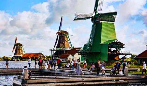 Giethoorn kanal turundan önce Zaanse Schans'ta nalın yapım gösterimi