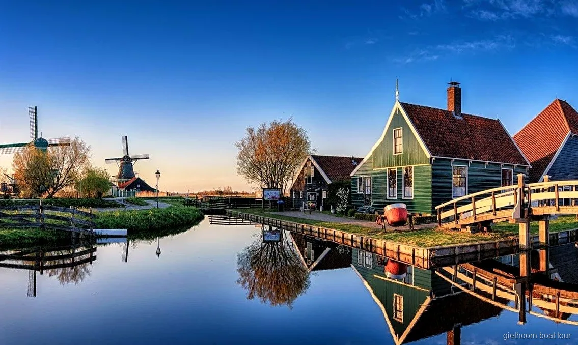 Zaanse Schans kombine turu sırasında görülen Giethoorn kanalındaki sazdan çatılı çiftlik evi