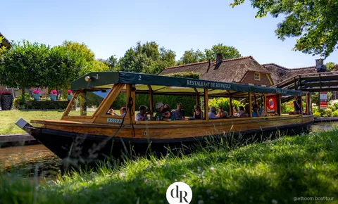 Barca coperta per un giro sui canali di Giethoorn verso il Parco Nazionale Weerribben-Wieden