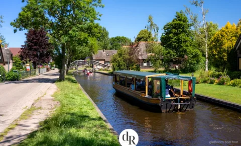 Canale aperto bordato di canne dentro il Parco Nazionale Weerribben-Wieden visto durante il giro in barca