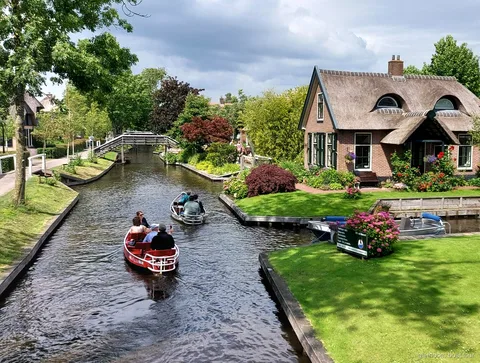 Kleine groep stapt in een Mercedes-busje voor de Giethoorn tour vanuit Amsterdam