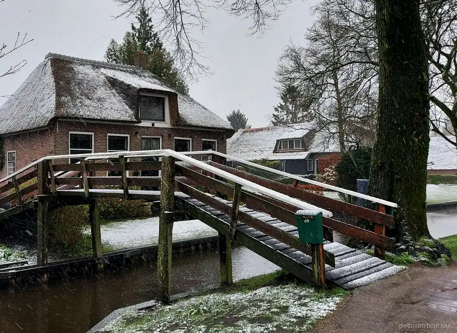 Boottocht door de grachten van Giethoorn tijdens de kleine-groep tour