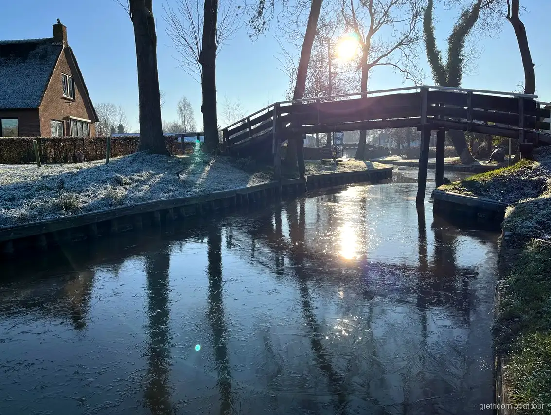 Rieten huisjes op kleine eilandjes verbonden door bruggetjes in Giethoorn