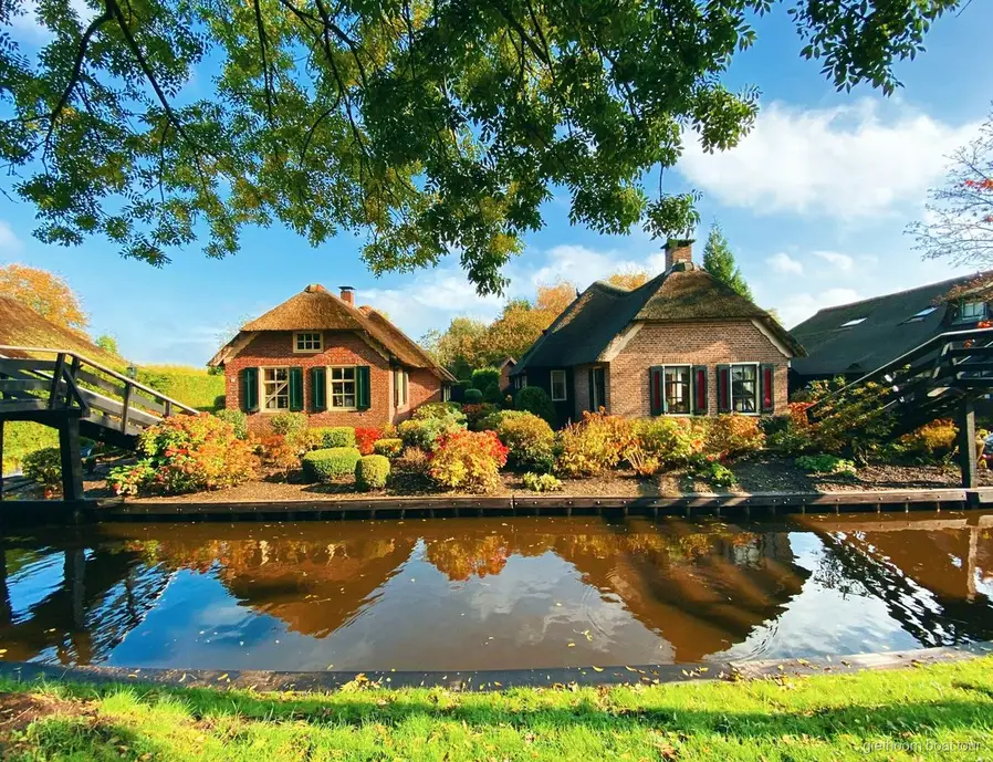 Barca elettrica scoperta attraccata a Zuiderpad a Giethoorn