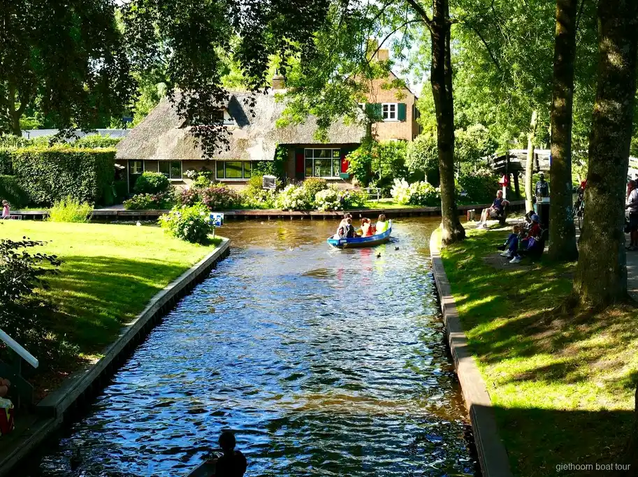 Piccolo gruppo che guida la propria barca sul Giethoornsche Lake