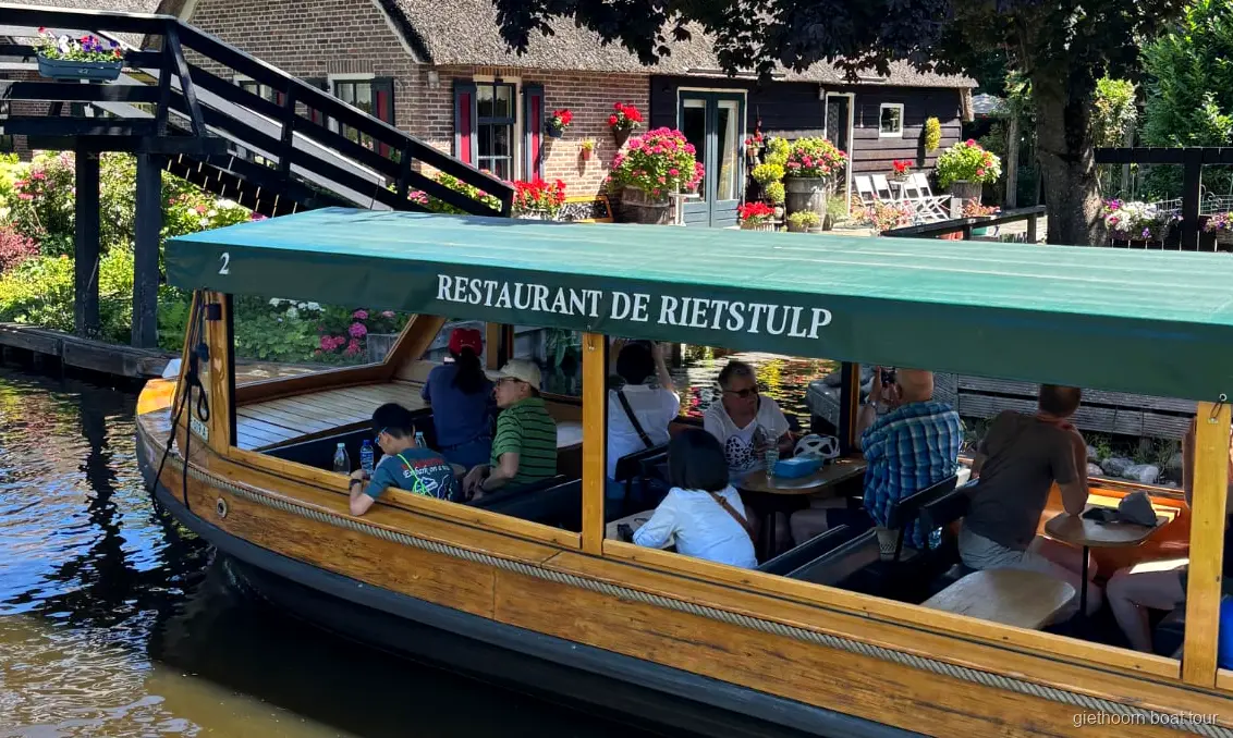 Rondvaart Giethoorn langs rieten boerderijen bij het dorpscentrum