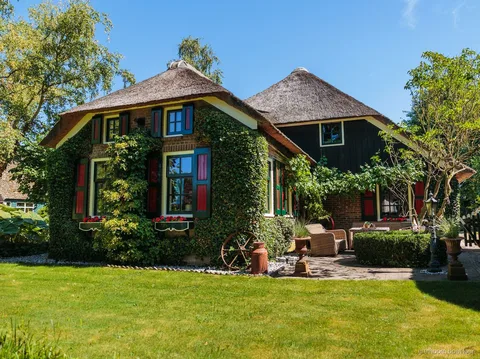Kaasproeverij voor de rondvaart in Giethoorn