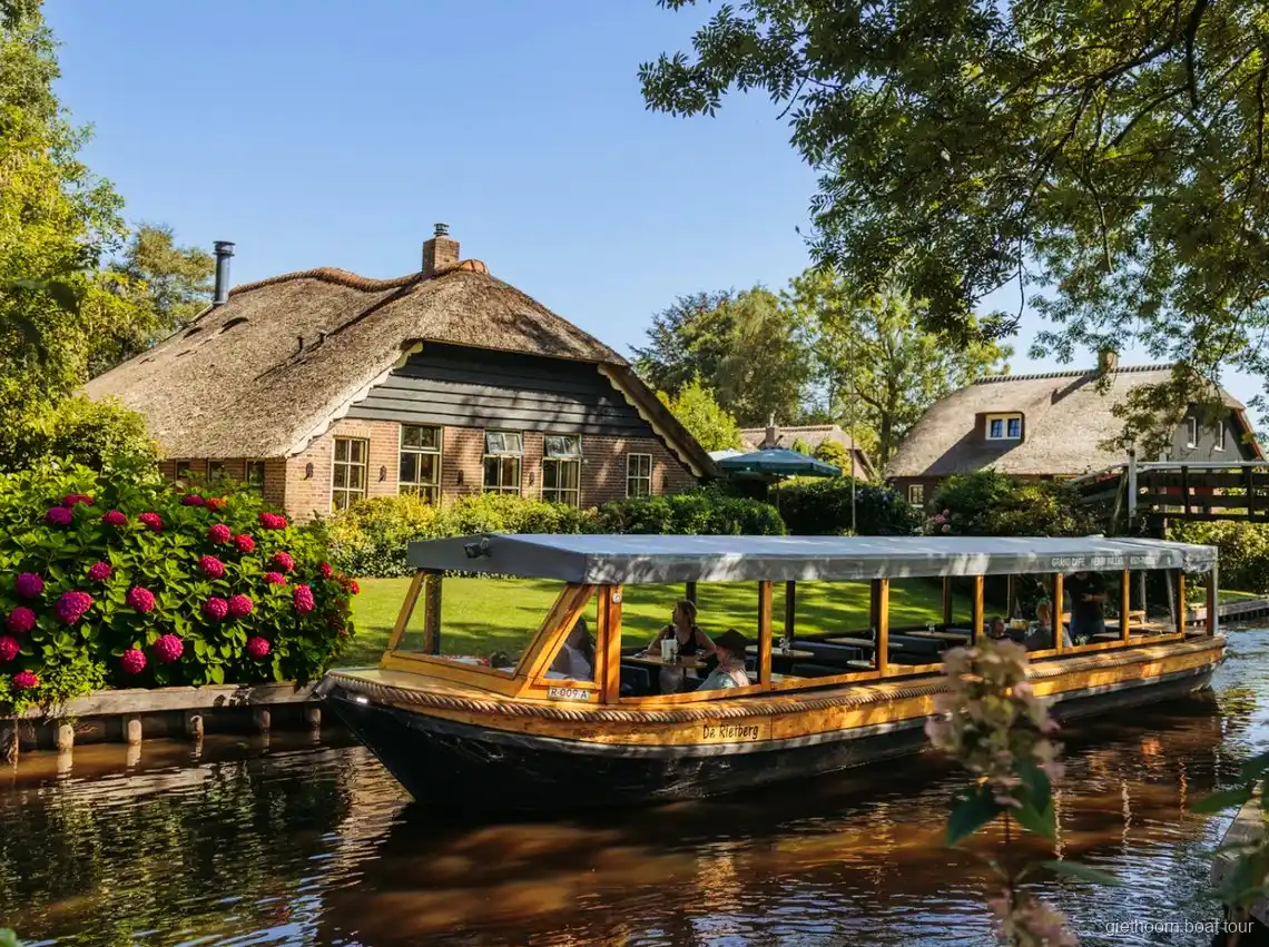 Houten brug over een gracht in Giethoorn tijdens de dagtocht vanuit Amsterdam