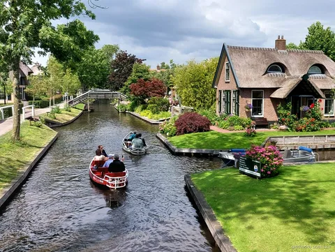Grupo reducido subiendo a una furgoneta Mercedes para el tour a Giethoorn desde Amsterdam