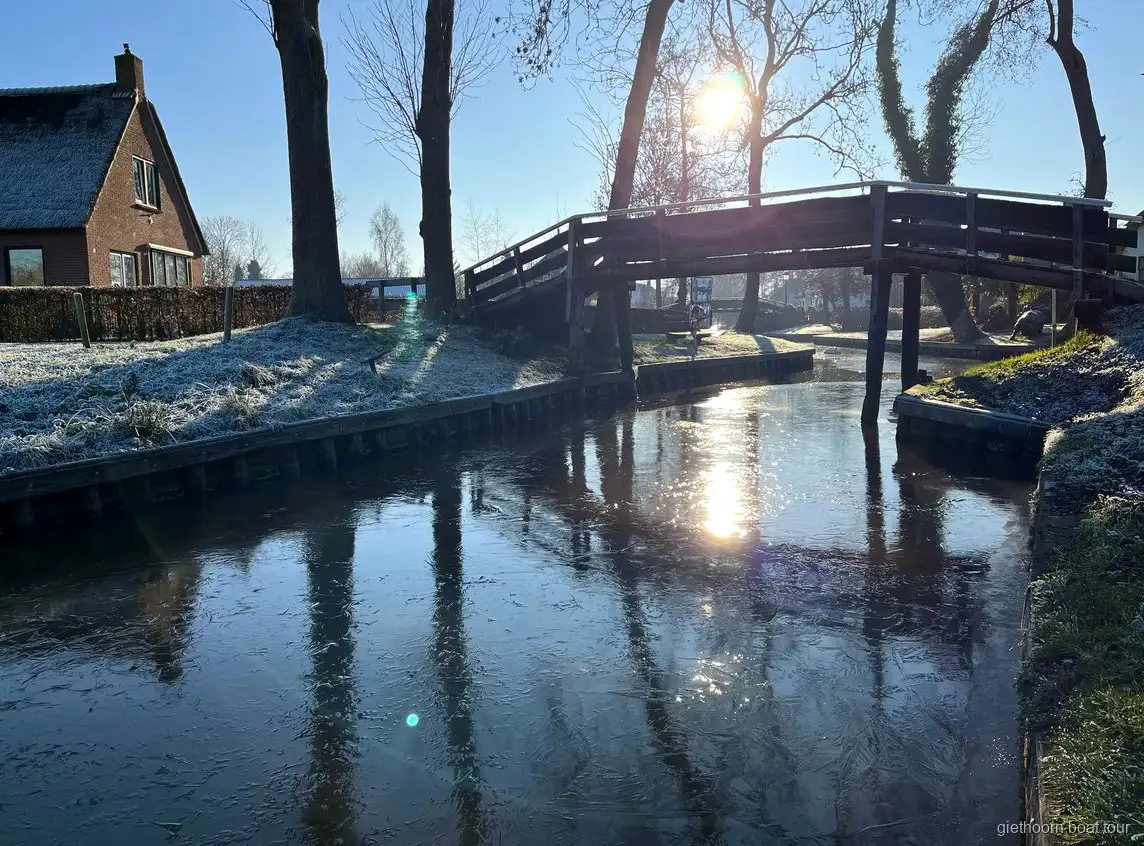 Casas con techo de paja en pequenas islas conectadas por puentes en Giethoorn