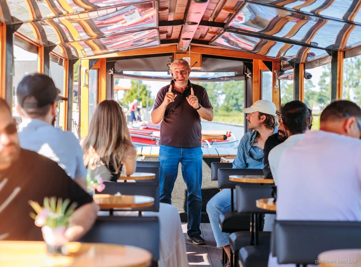 Tempo libero per esplorare il villaggio di Giethoorn durante il tour express da Amsterdam