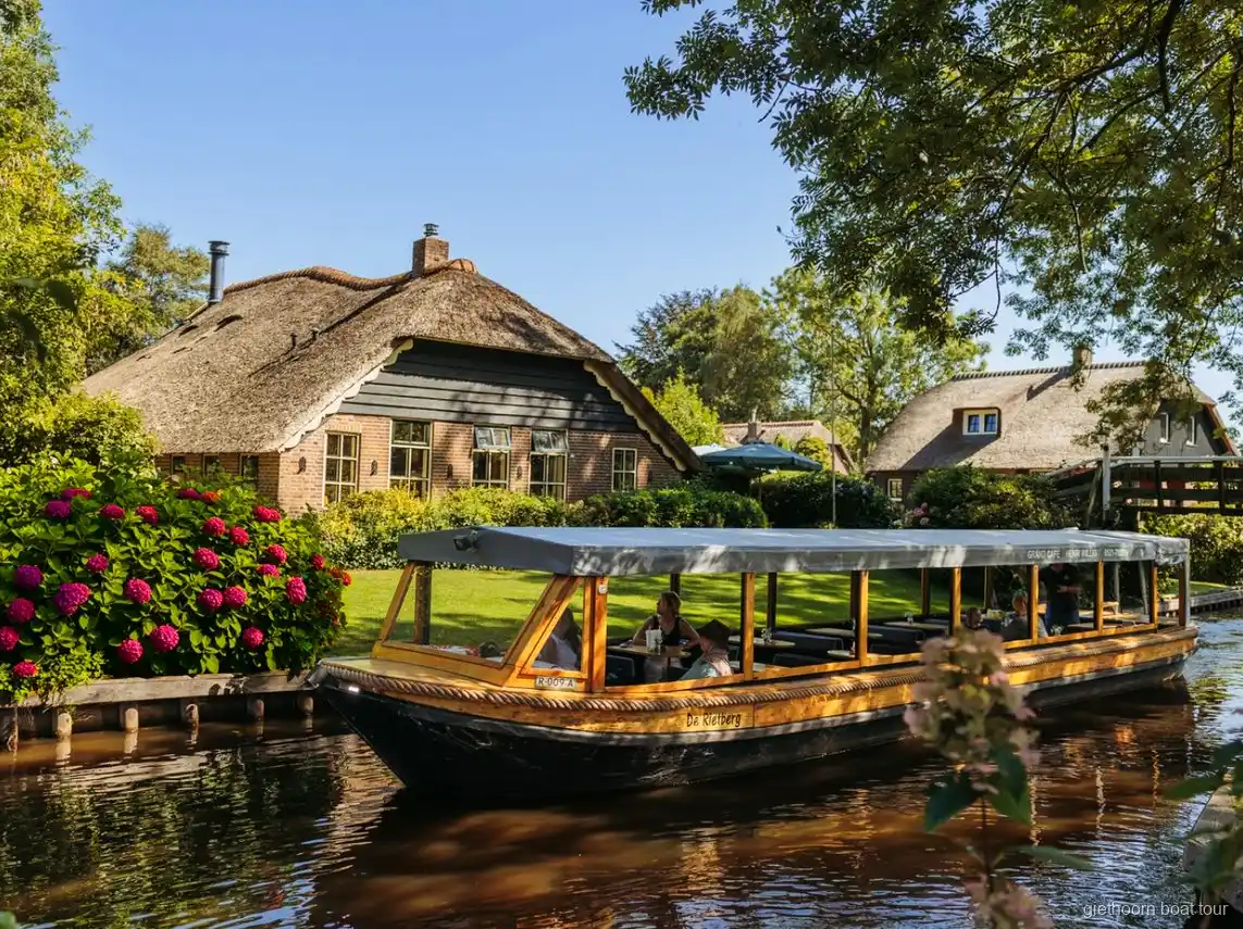 Ponte in legno su un canale di Giethoorn visto durante il tour da Amsterdam