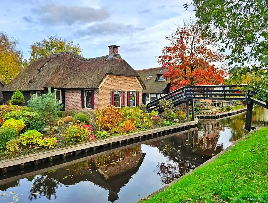 Furgoneta de recogida en el hotel para el tour a Giethoorn y Zaanse Schans desde Amsterdam