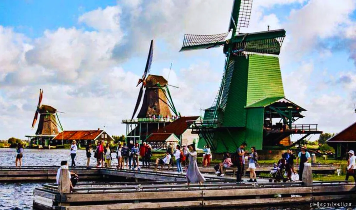 Demostracion de fabricacion de zuecos en Zaanse Schans antes del crucero por los canales de Giethoorn