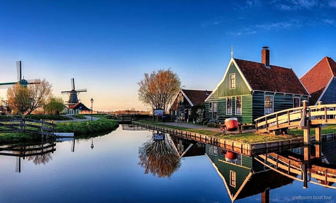 Casa con techo de paja en un canal de Giethoorn vista durante el tour combinado con Zaanse Schans