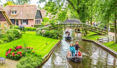 Crociera sui canali a Giethoorn durante il tour guidato da Amsterdam