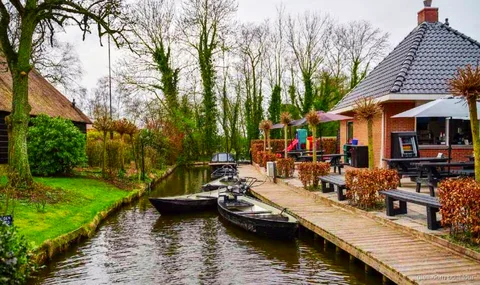 Ponte ad arco in legno su un canale nel villaggio di Giethoorn