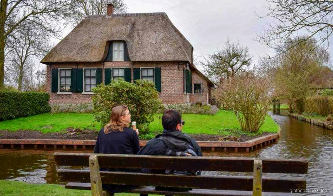 Tempo libero per esplorare Giethoorn a piedi durante il tour da Amsterdam