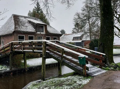 Giro in barca sui canali di Giethoorn durante il tour in piccolo gruppo