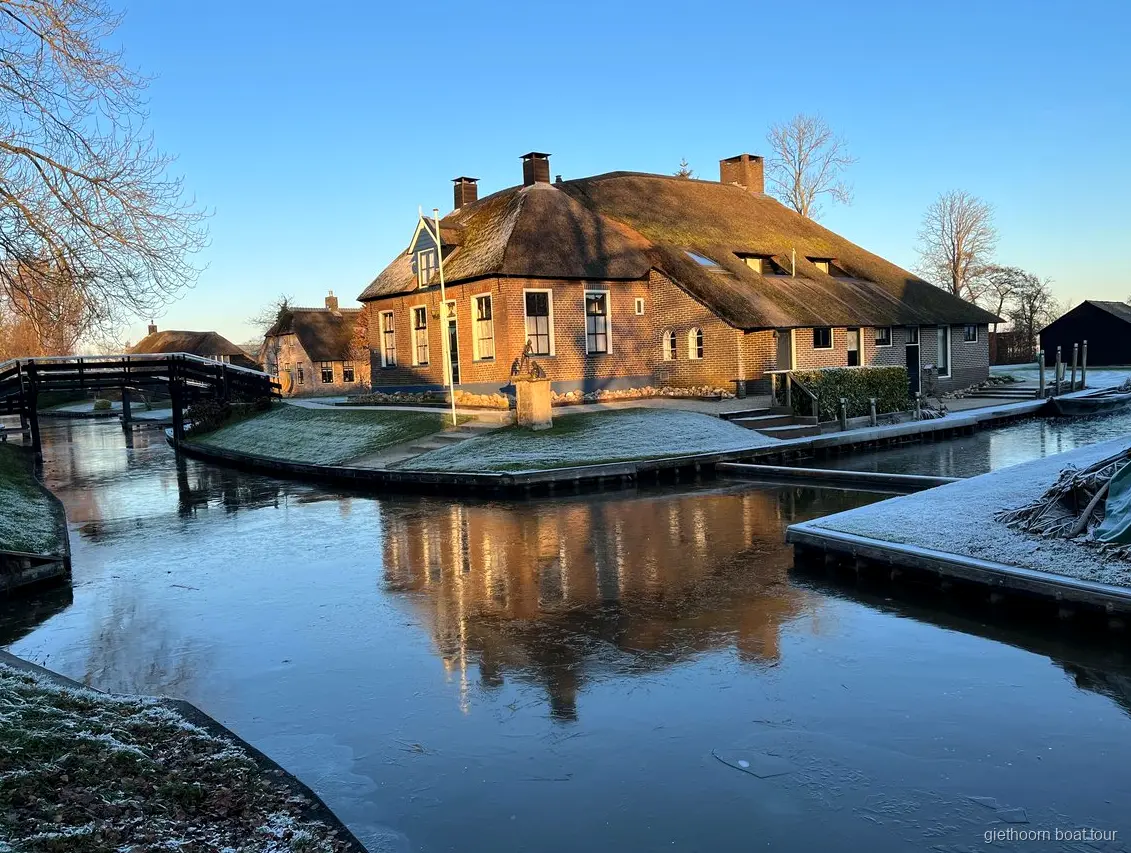 Passeggiata guidata nel centro del villaggio di Giethoorn durante il tour in piccolo gruppo
