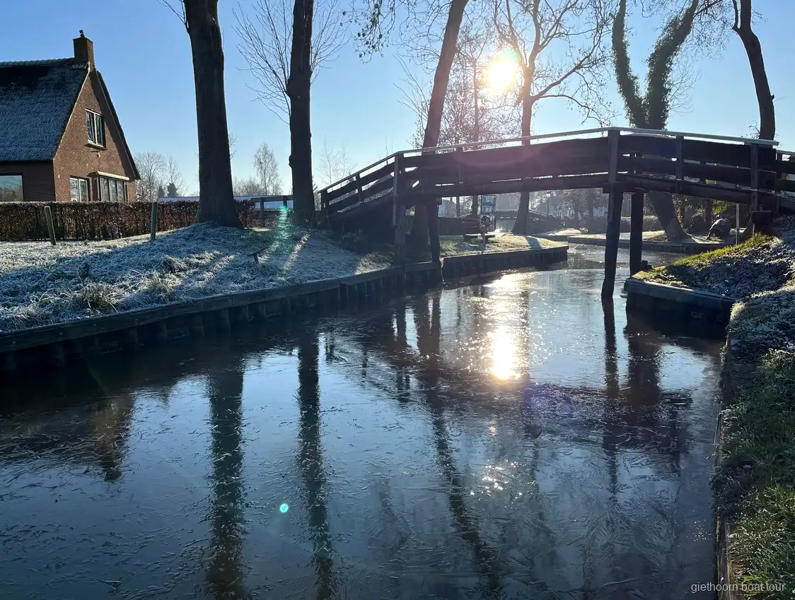 Case col tetto di paglia su isolotti collegati da ponti a Giethoorn